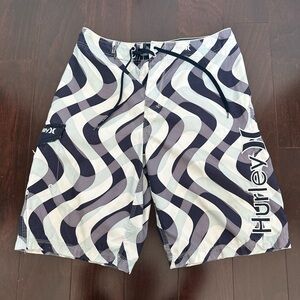 Hurley men’s board short in waves, size 34